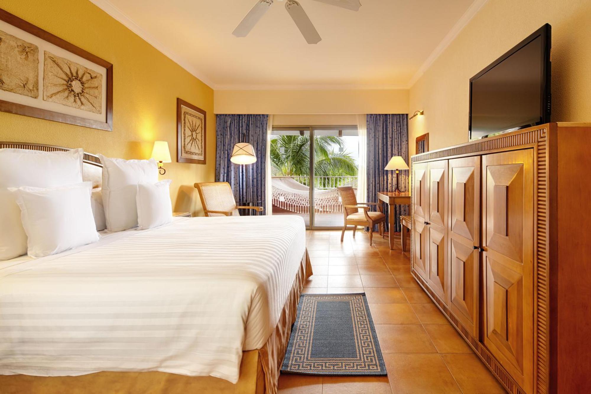 Junior Suite Ocean Front Premium Level (2 Adults + 1 Child)